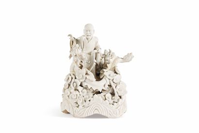 CHINE - XVIIIème siècle Sujet en blanc de Chine, représentant un Sage au dragon parmi...