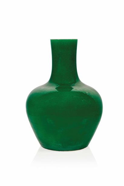 CHINE, fin XIXème siècle 
Paire de potiches en porcelaine craquelée de couleur verte...