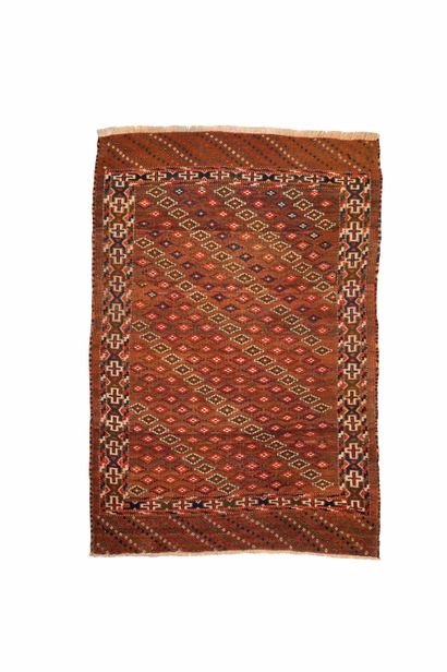 CAUCASE (turkmen) Petit tapis à registres diagonaux sur fond brun 
56 cm x 103 cm...
