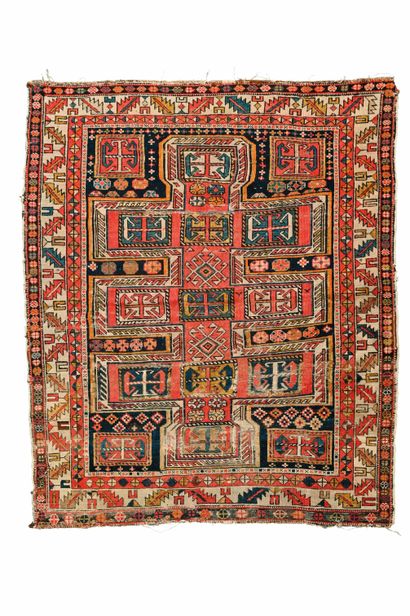 CAUCASE Petit tapis à motifs géométriques et crochets sur fond rose

146 cm x 122...