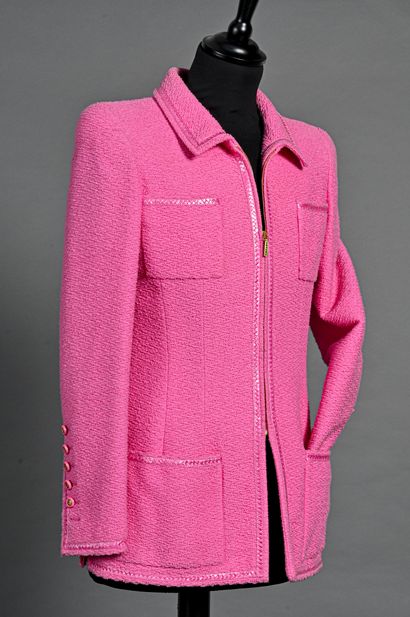 CHANEL boutique Veste en tweed coton rose gansé d’une tresse de paille tressée à...