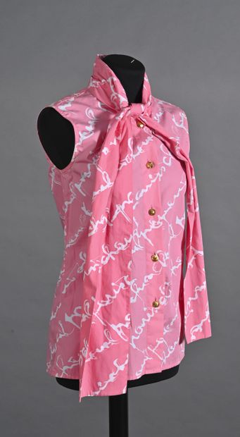CHANEL Top en coton rose imprimé "Chanel Paris" en blanc et en biais, col montant...
