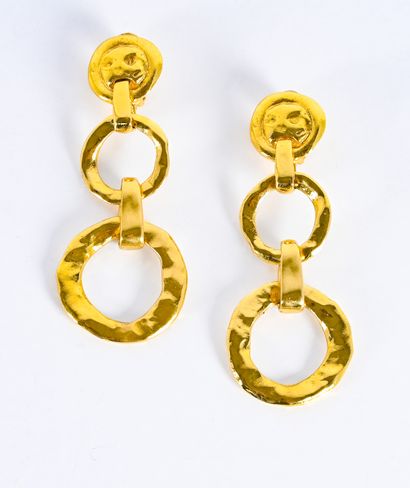 Yves Saint LAURENT Paire de pendants d’oreille à clip en métal doré martelé retenant...
