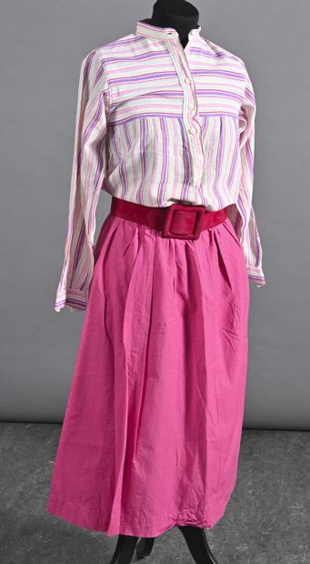 SAINT LAURENT Rive Gauche Lot comprenant une blouse en coton rayé fuchsia/violet/rose/ivoire...