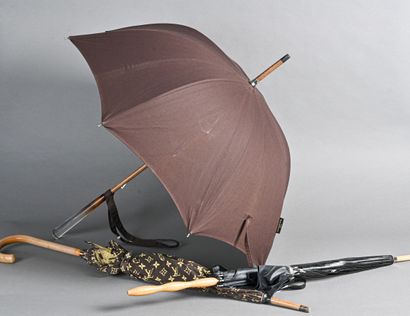 Louis VUITTON, Sonia RYKIEL Lot comprenant trois ombrelles en toile l’une monogram...