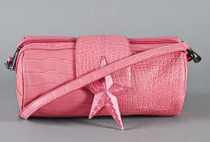 Thierry MUGLER Petit sac polochon en cuir rose façon crocodile, fermeture à glissière...