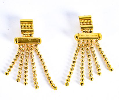 Yves Saint LAURENT Paire de clips en métal doré, attaches gravées retenant une barrette...