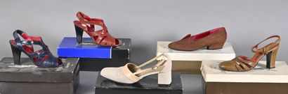 Yves Saint LAURENT Lot comprenant cinq paires de chaussures : deux paires de sandales...