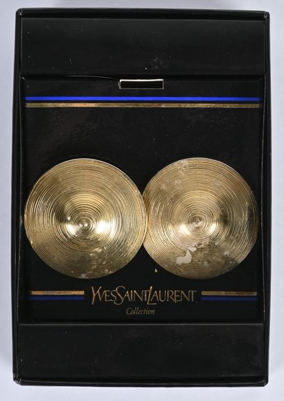 Yves Saint LAURENT Paire de clips d’oreille Cymbales en métal doré gravé. 

Quelques...