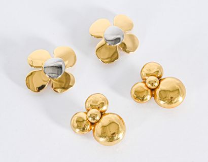 Yves Saint LAURENT Lot comprenant deux paires de clips d’oreille l’une fleur en métal...