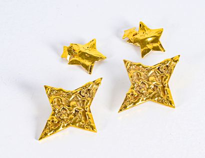 Yves Saint LAURENT Lot comprenant une paire de clips d’oreille en métal doré gravé...
