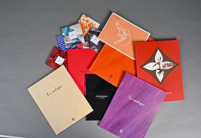 Lot de documentation divers comprenant : quatre catalogues de vente Louis Vuitton...