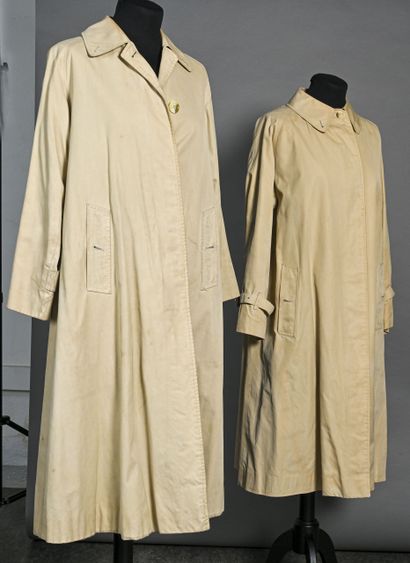 BURBERRYS’ Lot comprenant un imperméable et un trench-coat en gabardine de coton...