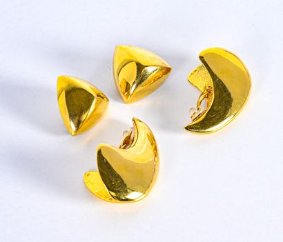 Yves Saint LAURENT Lot comprenant deux paires de clips d’oreille en métal doré l'une...