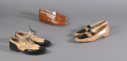 CHANEL Lot comprenant trois paires de chaussures comme suit : 

Une paire de ballerines...