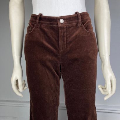 null LOUIS VUITTON

Pantalon en velours marron, deux poches devant, deux poches plaquées...