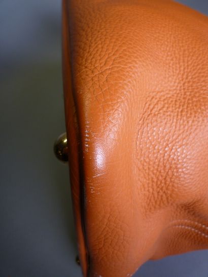 null HERMÈS Paris made in France

Sac Bolide 45 en cuir gold à surpiqûres blanches,...