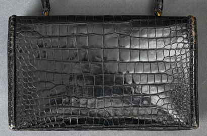 null HERMES, Paris, circa 1958

Petit sac porté main en crocodile porosus noir, fermoir...