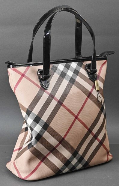 null BURBERRY

Sac en toile enduite imprimée tartan et cuir vernis noir, fermeture...