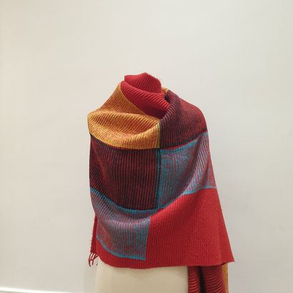 null ISSEY MIYAKE

Importante écharpe pouvant faire plaid en lainage rouge plissé,...