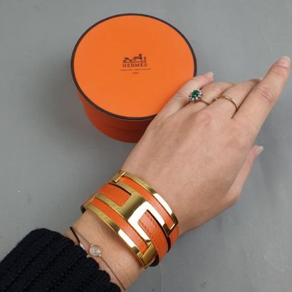 null HERMES

Bracelet "Pousse pousse" double en cuir orange à surpiqûres ton sur...