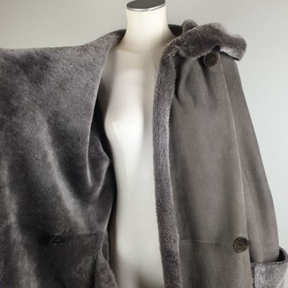 null ANNE DELAIGLE

Manteau peau lainée taupe à importante capuche, simple boutonnage...