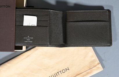 null LOUIS VUITTON

Porte carte en cuir grainé marron à double compartiments 

H....