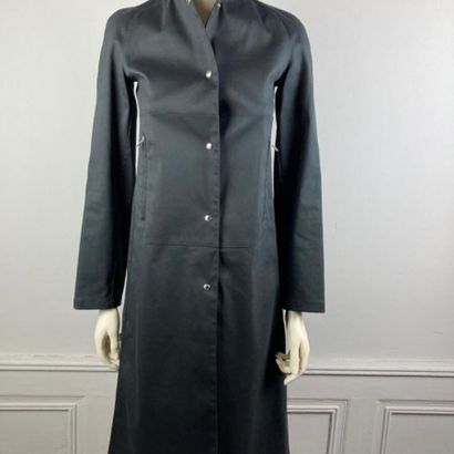 null PRADA 

Imperméable en gabardine de coton noir, petit col, manches longues raglans,...