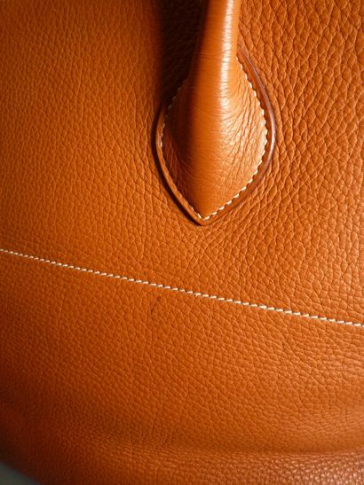 null HERMÈS Paris made in France

Sac Bolide 45 en cuir gold à surpiqûres blanches,...