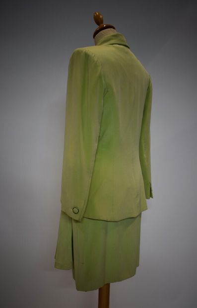 null HANAE MORI et HANAE MORI Couture 

Lot de deux tailleurs jupes en satin vert...