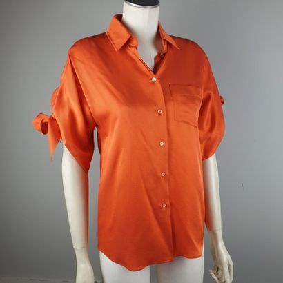 null HERMES, Paris. 

Chemise en soie orange façon foulard, petit col, simple boutonnage,...