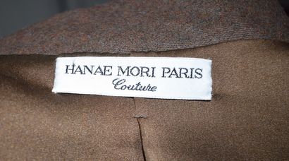 null HANAE MORI Couture 

Tailleur en feutre marron kaki chiné, comprenant une veste...