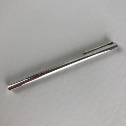 null TIFFANY & CO

Stylo bille en argent 925/°° avec sa recharge entamée dans son...