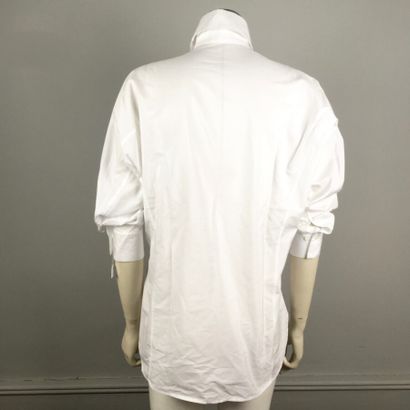 null Y'S. n°YW-B02-001

Chemise en coton blanc, haut col, simple boutonnage, manches...