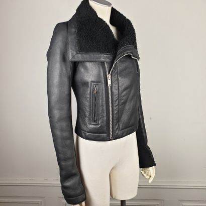 null RICK OWENS

Blouson en peau lainée noire à important col sur fermeture à glissière...