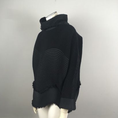 null ISSEY MIYAKE n°IM89-FJ507

Tunique en polyester et laine mélangés, noir, à plis...