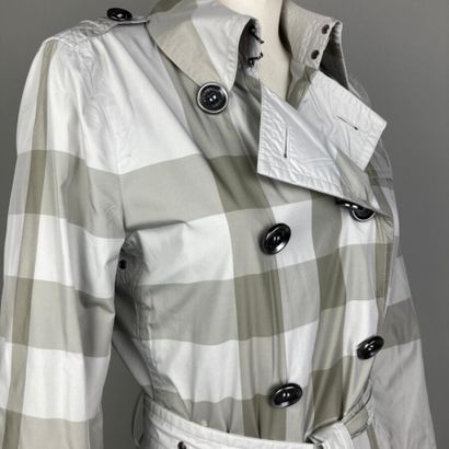 null BURBERRY BRIT

Trench-coat 3/4 en polyester imprimé tartan gris et beige, col,...