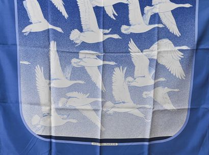 null HERMES, Paris

Carré en twill de soie imprimé titré " oiseaux migrateurs " en...