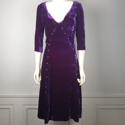 null BOTTEGA VENETA

Robe au genou en velours violet rehaussé de perles en métal...