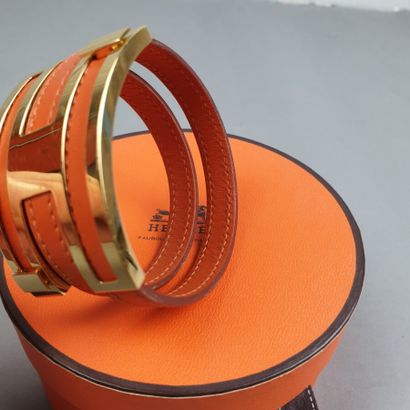 null HERMES

Bracelet "Pousse pousse" double en cuir orange à surpiqûres ton sur...