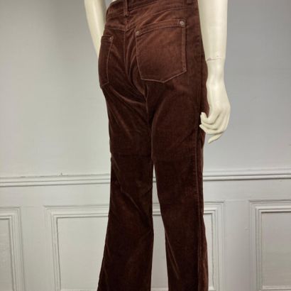 null LOUIS VUITTON

Pantalon en velours marron, deux poches devant, deux poches plaquées...