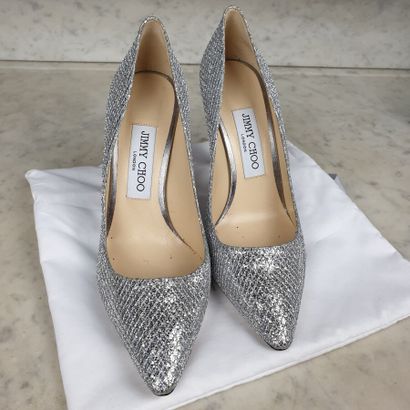 null JIMMY CHOO

Paire d'escarpins façon reptile à strass paillettes argentés, talons...