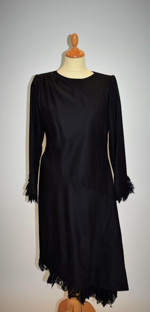 null GIVENCHY Haute Couture n°85914, René MANCINI

Robe en jersey noir à motif rayé...