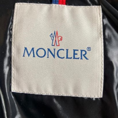 null MONCLER

Veste/doudoune noire satinée, important col montant, fermeture à glissière...