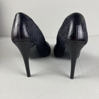 null ROGER VIVIER

Paire d'escarpins en cuir noir et paille finement tressée, talons...