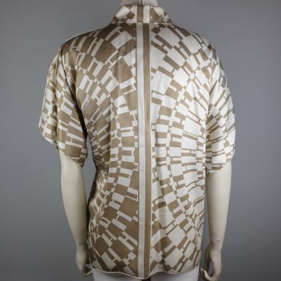 null HERMES, Paris. 

Chemise en twill de soie lavée beige/blanc imprimée en frises...