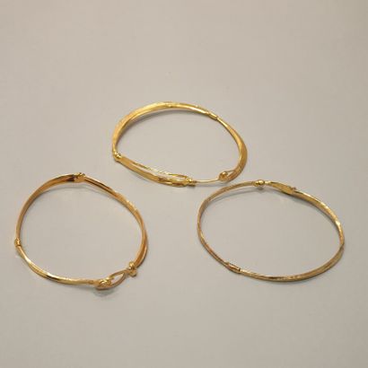 null ANONYME

Lot comprenant deux bracelets d'avant bras, trois petites bracelets...