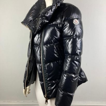 null MONCLER

Veste/doudoune noire satinée, important col montant, fermeture à glissière...