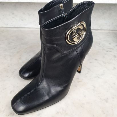 null GUCCI

Paire de bottines en cuir noir à effet de revers siglé en métal argenté,...