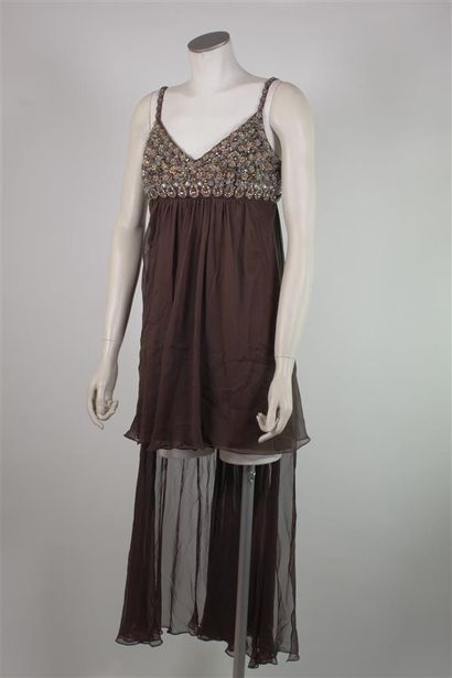 null ANONYME, circa 1970, dans le goût de Balmain

Mini robe en mousseline marron...